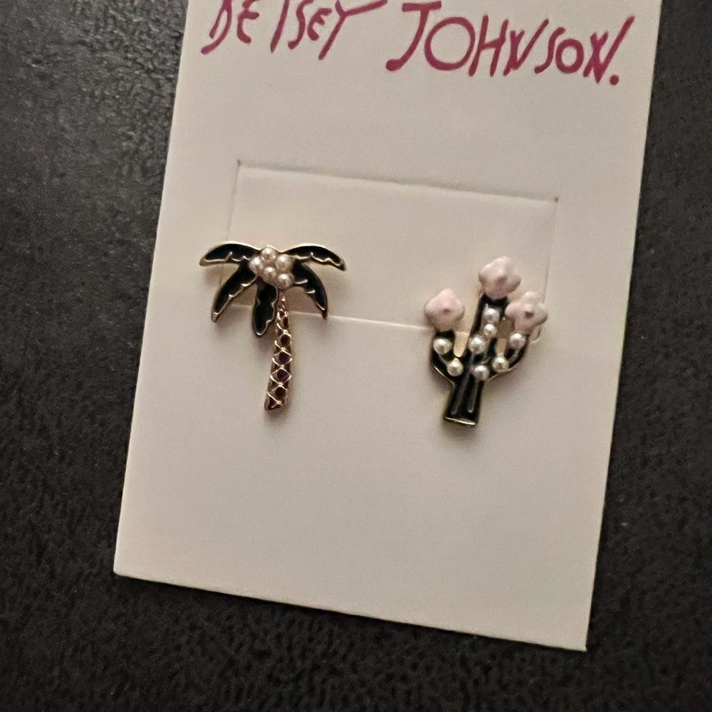 🏝 Betsey Johnson unique mismatched palm tree & cactus earrings 🏝